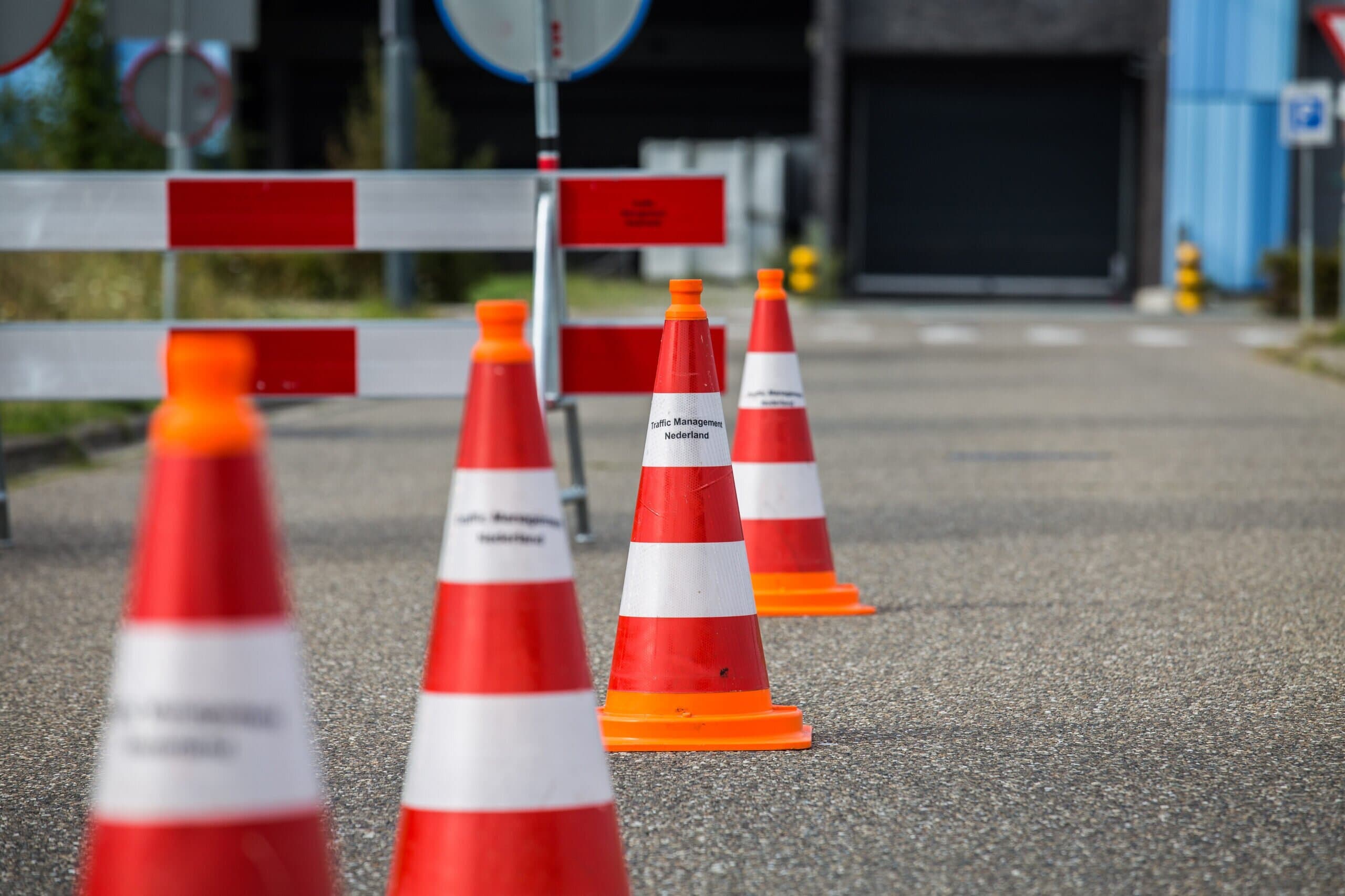 Verkeerspionnen geplaatst langs de weg ter afzetting bij werkzaamheden.